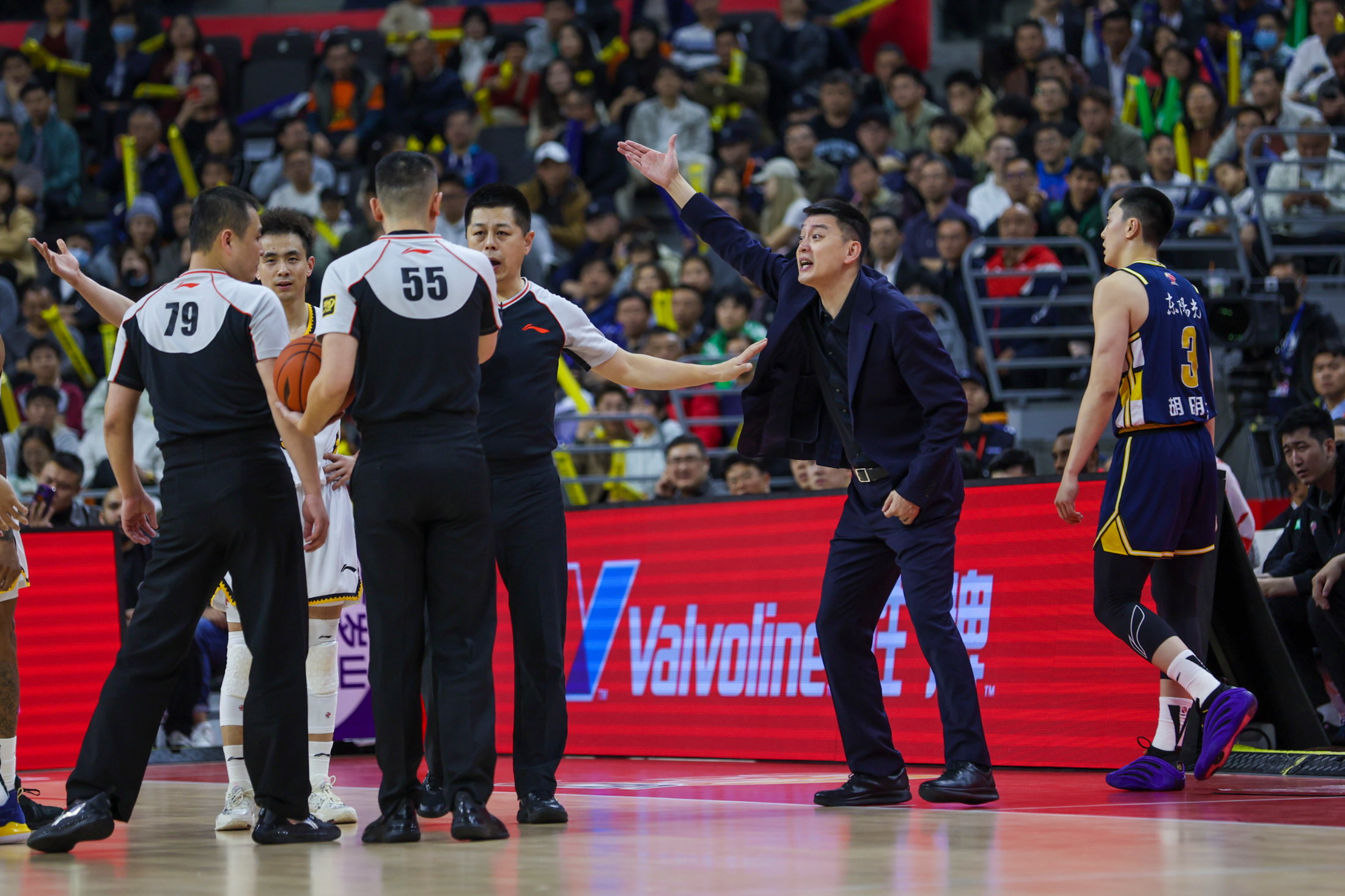 辽宁队鏖战爵士,浓眉哥点燃赛场 辽宁队鏖战爵士,浓眉哥点燃赛场